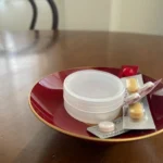 お盆に載せられたNMOSD再発予防の薬と帯状疱疹の薬