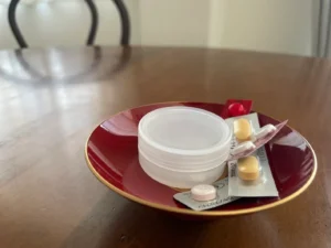 お盆に載せられたNMOSD再発予防の薬と帯状疱疹の薬